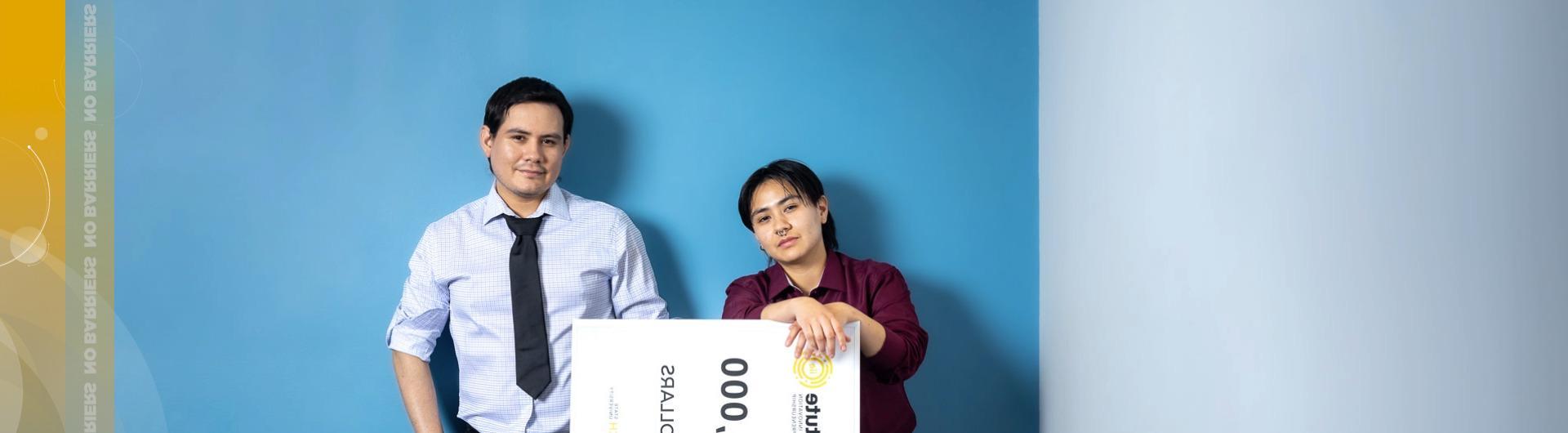 2024年太阳石创新挑战赛的获胜者斯泰西和安东尼奥·阿尔瓦拉多获得了超大的15美元奖金,000 check